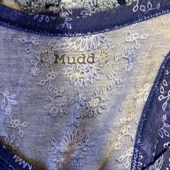 Flowy loose fitting tank with flower designs - Picture 4 of 4